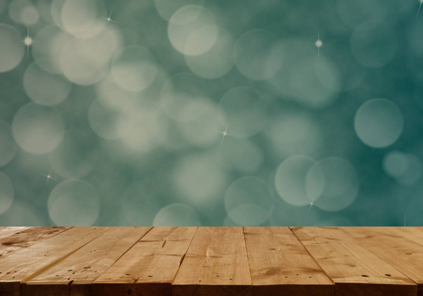 Порожньої вершини дерев'яний стіл з ігристе анотацією Боке та природного світла літнього сезону. Вінтажному стилі. - Фото, зображення