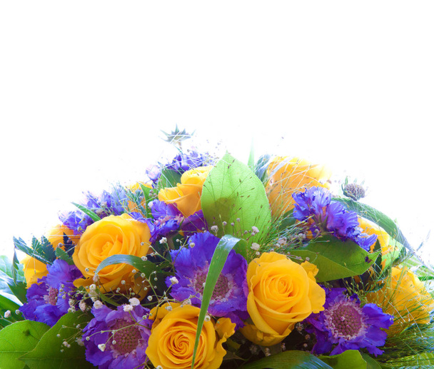 Floral μπουκέτο με κίτρινα τριαντάφυλλα και ιώδη λουλούδια που απομονώνονται σε λευκό φόντο. - Φωτογραφία, εικόνα