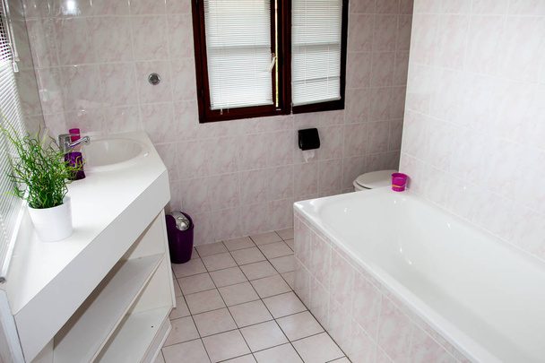 Blick auf ein geräumiges und elegantes Badezimmer - Foto, Bild