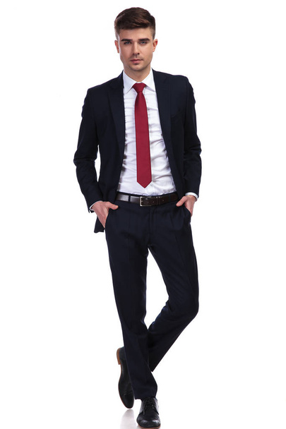 attraktive Geschäftsmann posiert mit Händen in Taschen und Beinen cro - Foto, Bild