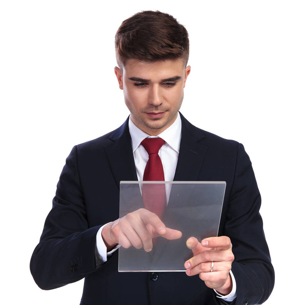 retrato del hombre de negocios tocando una tableta futurista
 - Foto, imagen