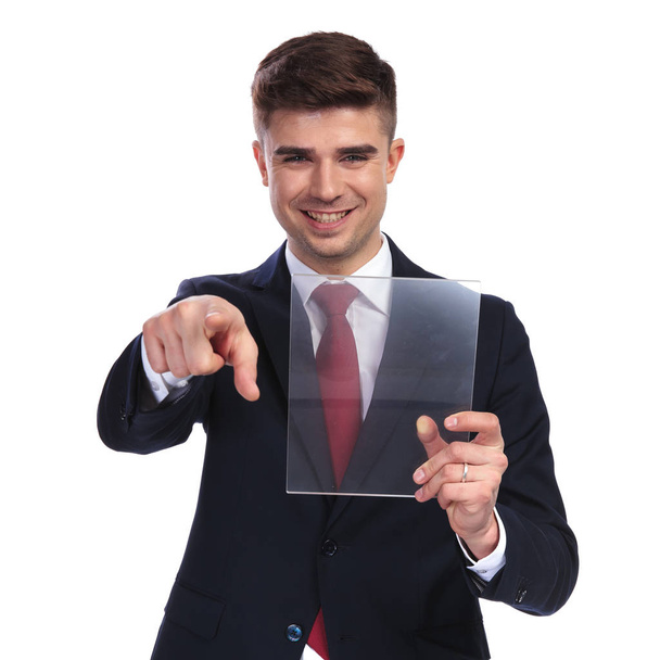Lächelnder Geschäftsmann mit durchsichtigem Zeigefinger - Foto, Bild