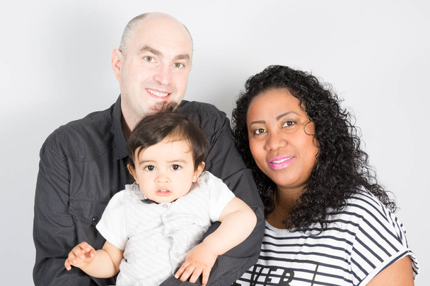 negro madre y padre feliz familia multiétnica con hijos hijo y mirando a la cámara
 - Foto, imagen