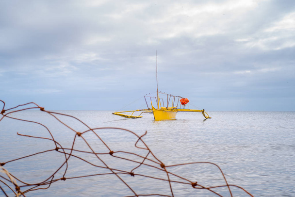 Sarı tekne kıyıda demir attı - Fotoğraf, Görsel