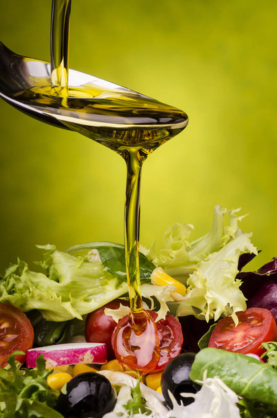 frisse salade gekleed met olijfolie - Foto, afbeelding