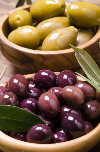 dans le bol en bois d'olives marinées
 - Photo, image