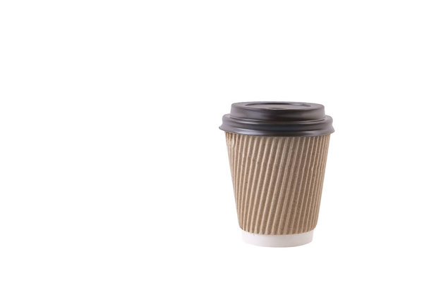 Isı geçirmez kağıt kahve Kupası ile renkli basit en az kompozisyon. Çay kupa plastik kap ile dışarı çıkar. Kahve Dükkanı kavramı. - Fotoğraf, Görsel