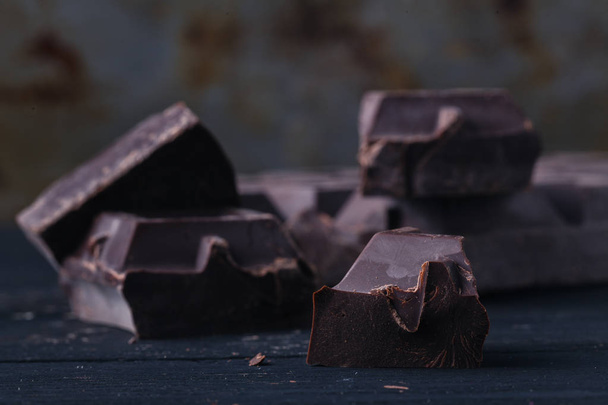 Crunch sötét csokoládé, a rusztikus asztal - Fotó, kép