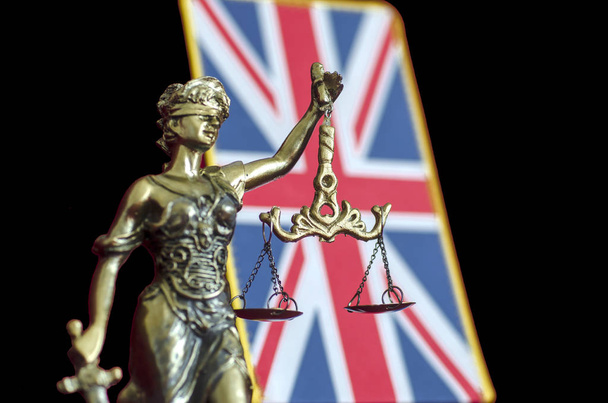 Άγαλμα του Γιουστίτια με σημαία Ηνωμένου Βασιλείου - Φωτογραφία, εικόνα
