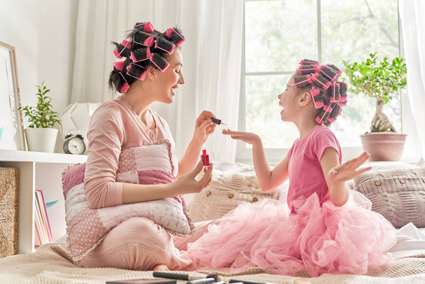 Mother and daughter are doing manicures - Foto, imagen