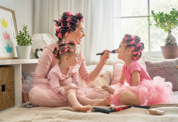 Mom and children doing makeup - Foto, Bild