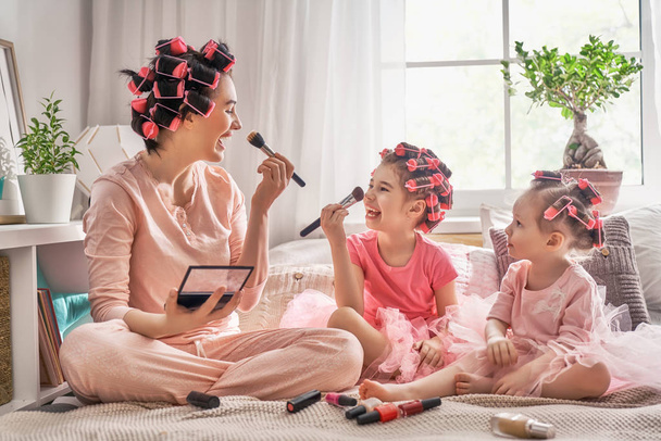 Mom and children doing makeup - Foto, afbeelding