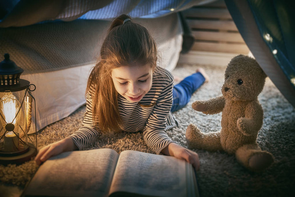 child is reading a book - Fotoğraf, Görsel