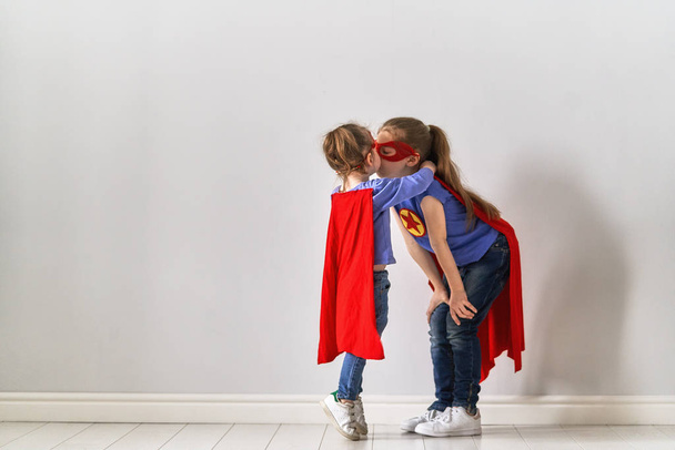 enfants jouent super-héros
 - Photo, image