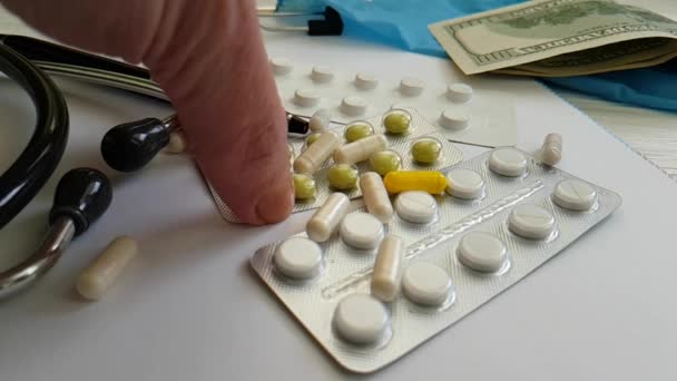 Tabletten Kapseln fallen Dollar, Hand - Filmmaterial, Video