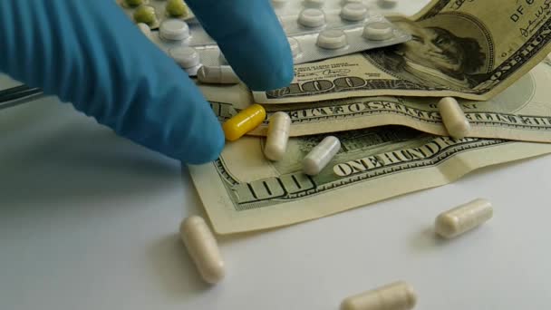pastillas cápsulas cayendo dólares, mano, guante
 - Metraje, vídeo