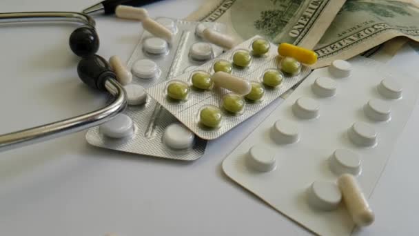 Капсулы для таблеток падают на доллары
 - Кадры, видео
