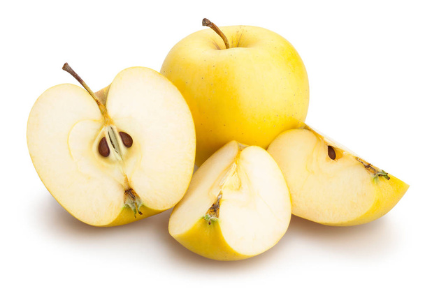 in Scheiben geschnittene gelbe Äpfel auf weißem Hintergrund - Foto, Bild