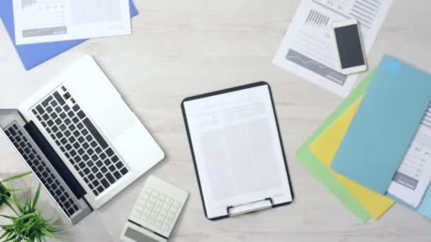 Бізнесмен дає хабар клерку, вигляд зверху рук, робочий стіл з документами та ноутбуком на фоні
 - Кадри, відео