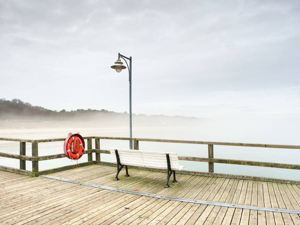 Nebelschwaden auf dem denkmalgeschützten Fischersteg, Seebrücke-Geländer. Holzmaulwurf  - Foto, Bild