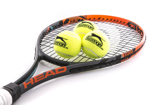 SWINDON, UK - APRIL 15, 2018: Head Tennis Racket and Slazenger Ball on a white background - Foto, Bild