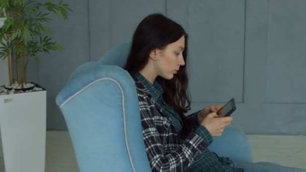 Gyönyörű nő böngészés tabletta a szociális hálózatok - Felvétel, videó