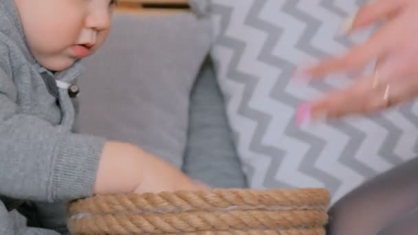 Joyeux jeune mère et son bébé fils jouant avec des noix - Séquence, vidéo