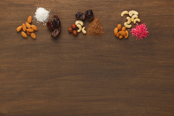 Ассортимент орехов и сухофруктов на деревянном столе
 - Фото, изображение