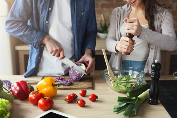 Primer plano de la pareja cocinando alimentos saludables juntos
 - Foto, imagen