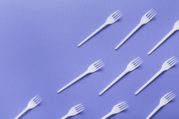 Top view on plastic forks on violet background - Zdjęcie, obraz