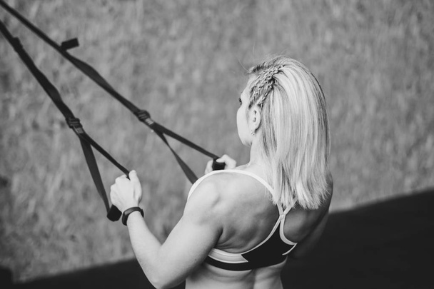 girl doing exercises with ropes - Foto, afbeelding