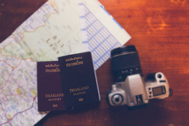 Thaïlande passeport et appareil photo sur la carte pour World travel et tra
 - Photo, image