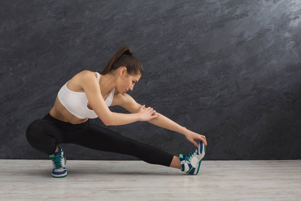 Fitness donna a stretching allenamento al chiuso
 - Foto, immagini
