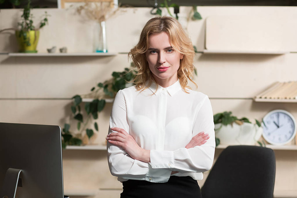 Modern business woman in the office - Fotó, kép