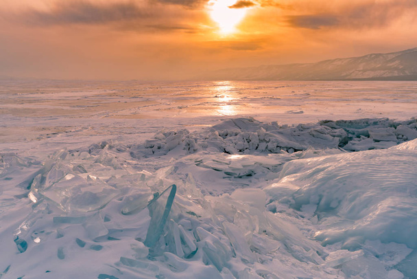 Ablak betörése víz jeges vizet Bajkál-tó Oroszország naplemente háttérrel, természetes téli szezonban természetes táj - Fotó, kép