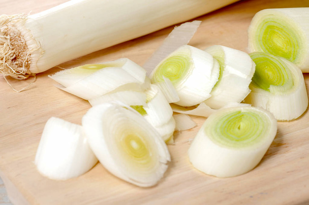 leeks cut into slices on wooden plank - Foto, immagini