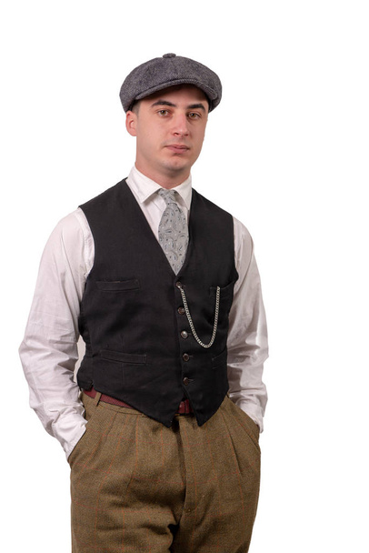 молодой человек в винтажной одежде в шляпе, 1940 стиль, на белом
 - Фото, изображение