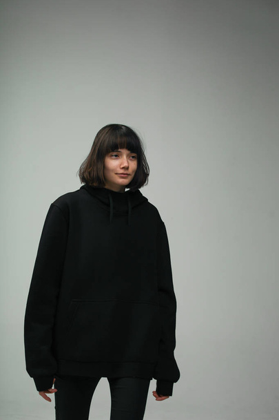 γυναίκα σε συνολικό μαύρο ρούχο, απομονωμένος στο studio - Φωτογραφία, εικόνα