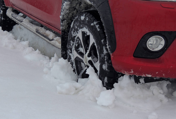 Rueda del coche atascado en la nieve profunda detallada
  - Foto, imagen
