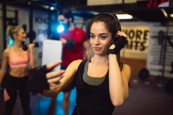 Femme prenant selfie dans la salle de gym
 - Photo, image