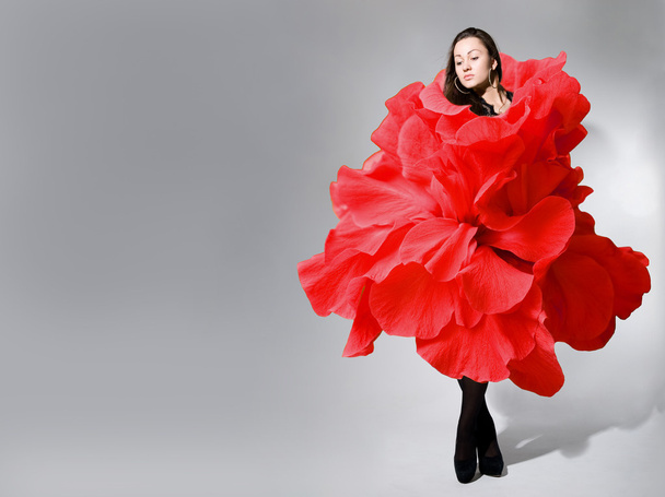 piękna, młoda dziewczyna na sobie czerwoną sukienkę róża - Zdjęcie, obraz