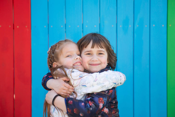 Portrait extérieur de deux petites filles mignonnes embrassant
 - Photo, image