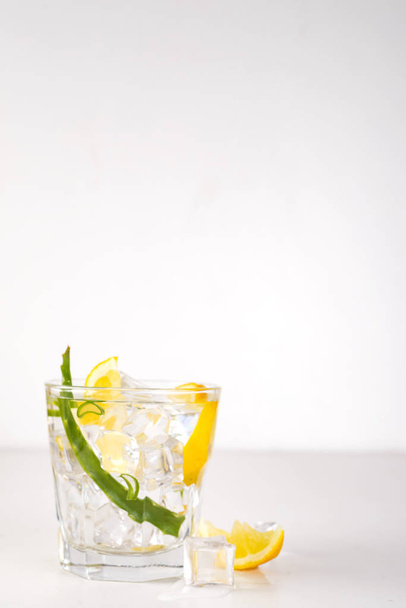 liście świeżego aloesu i sok z aloesu vera w szkło na białym tle - Zdjęcie, obraz