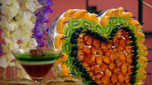 mesa buffet multicolor con fruta plato dulce hermosa decoración diseño de alimentos en forma de corazón. concepto vacaciones
 - Metraje, vídeo