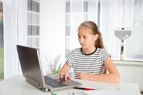 Teenage girl preparing for exams. Teenage girl doing homework - Foto, afbeelding