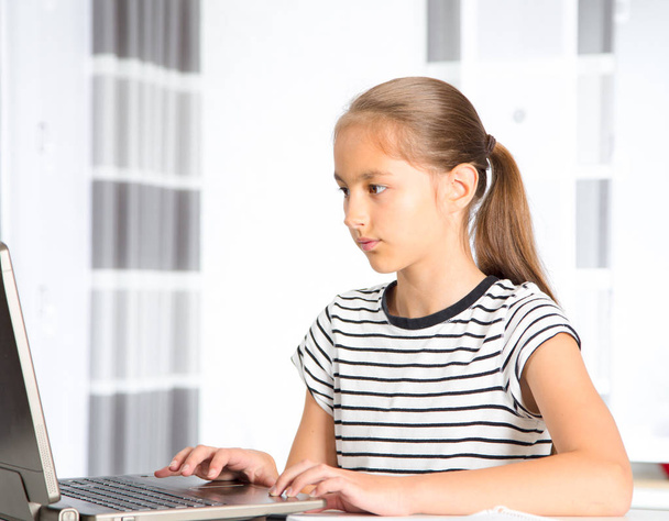 Teenage girl preparing for exams. Teenage girl doing homework - Фото, зображення