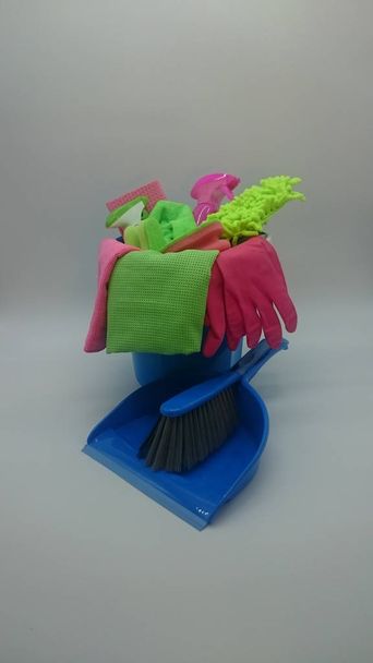 πολύχρωμο, γεμισμένο κουβά καθαρισμού με φαρπάν - Φωτογραφία, εικόνα