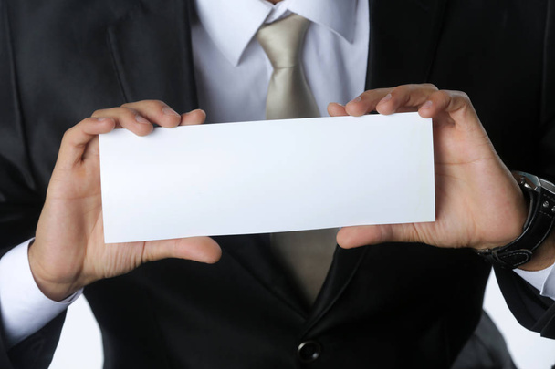 Κοντινό πλάνο της επιχείρηση άνθρωπος κρατάει λευκό κενό κάρτα με copyspace - Φωτογραφία, εικόνα
