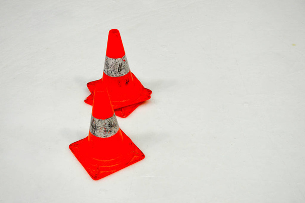 Besondere Warnung vor orangefarbenen Plastikkegeln auf weißem Eis in Eishockey-Arena - Foto, Bild