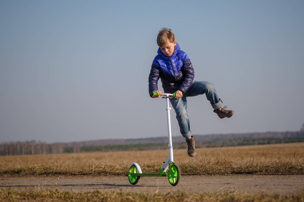Avrupa çocuk sürme ve scooter üzerinde stunts yapıyor - Fotoğraf, Görsel